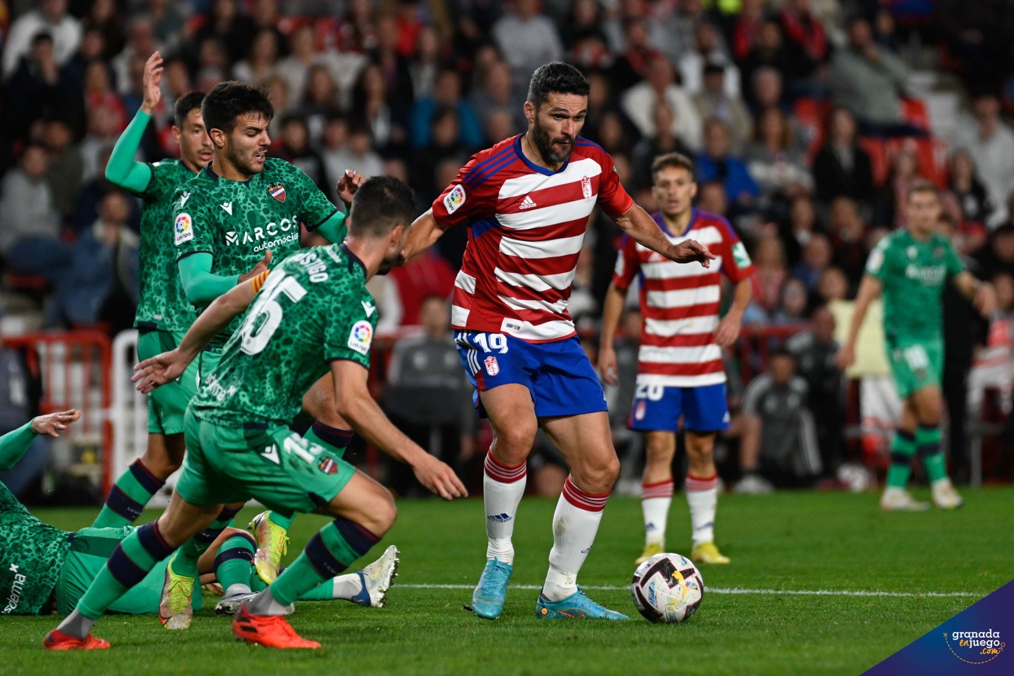 Jorge Molina jugó ante el Levante su partido cien con el Granada (JOSÉ M. BALDOMERO)