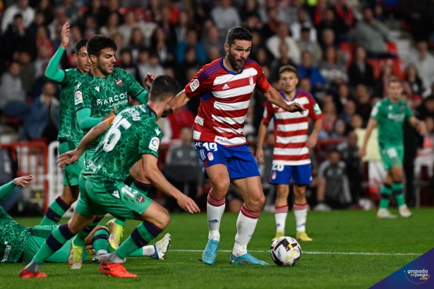 Jorge Molina jugó ante el Levante su partido cien con el Granada (JOSÉ M. BALDOMERO) Jorge Molina jugó ante el Levante su partido cien con el Granada (JOSÉ M. BALDOMERO)