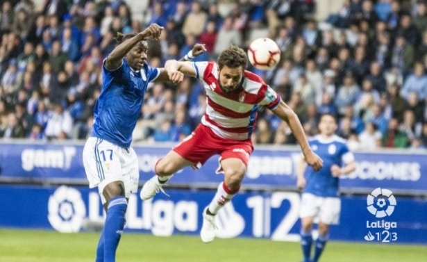 Germán Sánchez pugna un balón en el último Oviedo - Granada de 2019 (LALIGA) Germán Sánchez pugna un balón en el último Oviedo - Granada de 2019 (LALIGA)