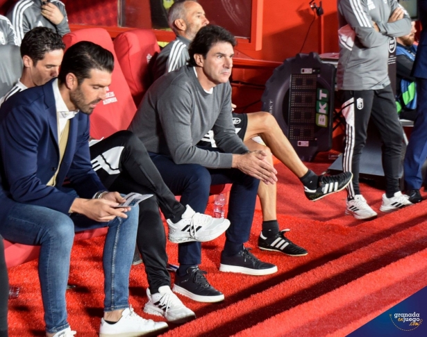 Aitor Karanka, en el banquillo de `Los Cármenes` en los momentos previos al último partido contra el Levante (JOSÉ M. BALDOMERO) Aitor Karanka, en el banquillo de `Los Cármenes` en los momentos previos al último partido contra el Levante (JOSÉ M. BALDOMERO)