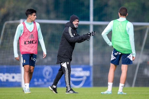 Álvaro Cervera da instrucciones durante un entrenamiento con el Oviedo (REAL OVIEDO) Álvaro Cervera da instrucciones durante un entrenamiento con el Oviedo (REAL OVIEDO)