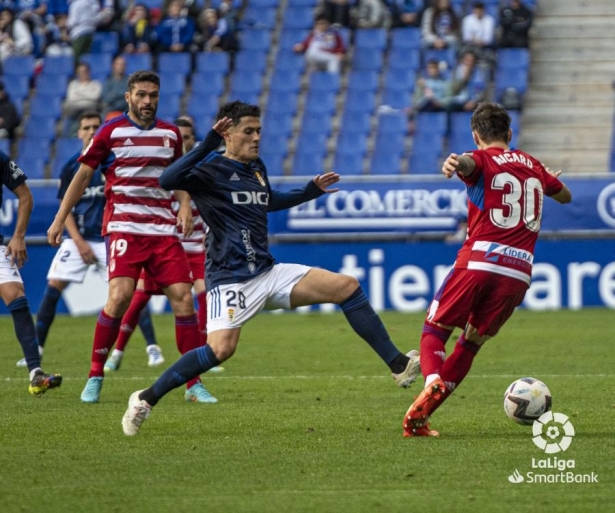 Ricard Sánchez trata de marcharse de un jugador del Oviedo ante la mirada de Jorge Molina (LALIGA) Ricard Sánchez trata de marcharse de un jugador del Oviedo ante la mirada de Jorge Molina (LALIGA)