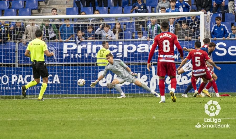 Momento en el que Sergi Enrich logró batir de espuela a Raúl Fernández (LALIGA)