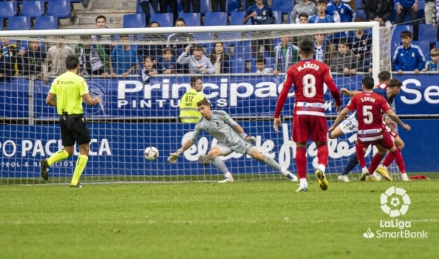 Momento en el que Sergi Enrich logró batir de espuela a Raúl Fernández (LALIGA) Momento en el que Sergi Enrich logró batir de espuela a Raúl Fernández (LALIGA)