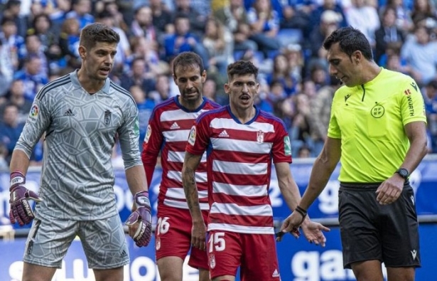Carlos Neva, junto a otros compañeros en un lance del partido en Oviedo (LALIGA) Carlos Neva, junto a otros compañeros en un lance del partido en Oviedo (LALIGA)