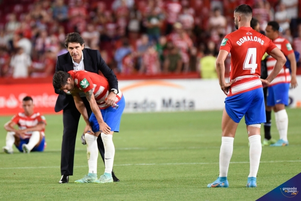 Karanka consuela a sus jugadores el día del descenso ante el Espanyol (JOSÉ M. BALDOMERO) Karanka consuela a sus jugadores el día del descenso ante el Espanyol (JOSÉ M. BALDOMERO)
