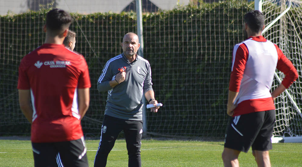Paco López da instrucciones durante el entrenamiento de este jueves en la Ciudad Deportiva (JAVIER PALMA)
