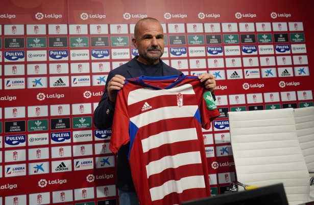 Paco López posa con la camiseta del Granada en la sala de prensa del `Nuevo Los Cármenes` (JOSÉ VELASCO / GRJ) Paco López posa con la camiseta del Granada en la sala de prensa del `Nuevo Los Cármenes` (JOSÉ VELASCO / GRJ)