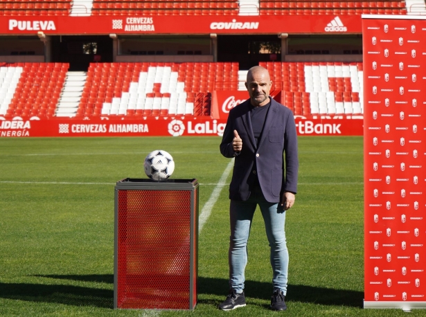 Paco López, en el césped del `Nuevo Los Cármenes` (JOSÉ VELASCO / GRJ)