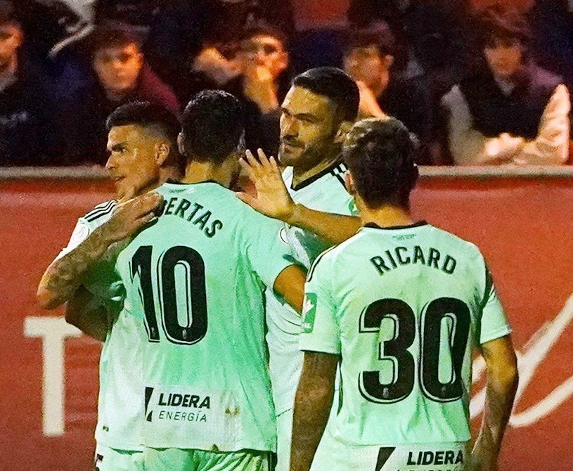 Jorge Molina es felicitado por sus compañeros tras el gol conseguido en Yecla (PEPE VILLOSLADA / GRANADA)