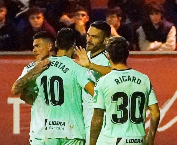 Jorge Molina es felicitado por sus compañeros tras el gol conseguido en Yecla (PEPE VILLOSLADA / GRANADA) Jorge Molina es felicitado por sus compañeros tras el gol conseguido en Yecla (PEPE VILLOSLADA / GRANADA)