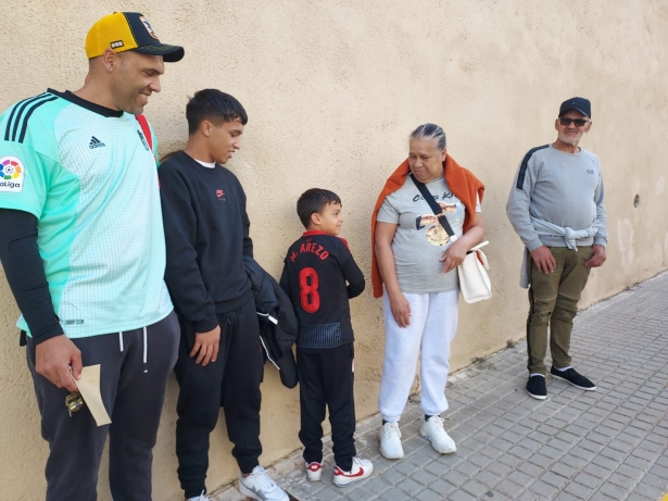 Los familiares de Arezo, en los exteriores del Campo de `La Constitución` (FRAN CALVO) Los familiares de Arezo, en los exteriores del Campo de `La Constitución` (FRAN CALVO)