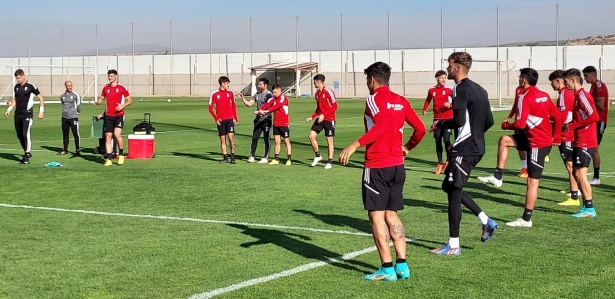 Imagen de la sesión de recuperación del Granada el pasado lunes (FRAN CALVO) Imagen de la sesión de recuperación del Granada el pasado lunes (FRAN CALVO)