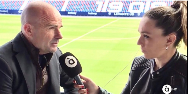 Inma Cerro entrevista a Paco López durante su etapa en el Levante (À PUNT)