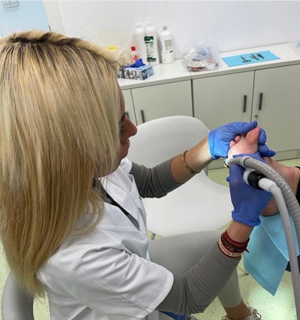 Sara Felisa, en un momento de su trabajo como podóloga