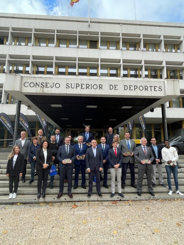Foto de familia tras recoger el Premio (AYTO. GRANADA)
