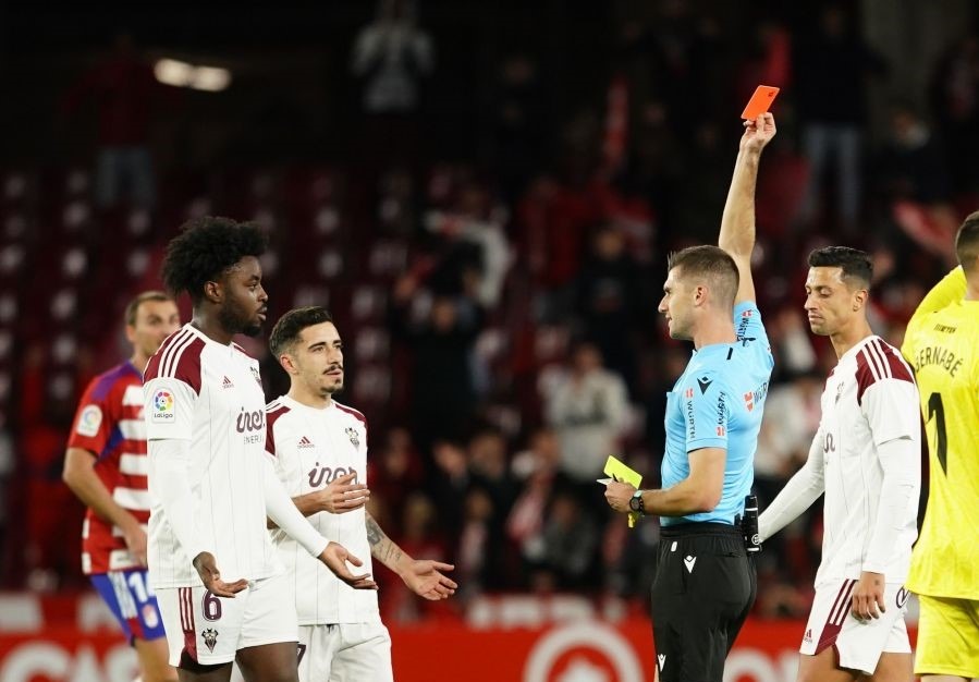 Moreno Aragón muestra la cartulina roja a Boyomo, primer expulsado del Albacete en el `Nuevo Los Cármenes` (LALIGA)