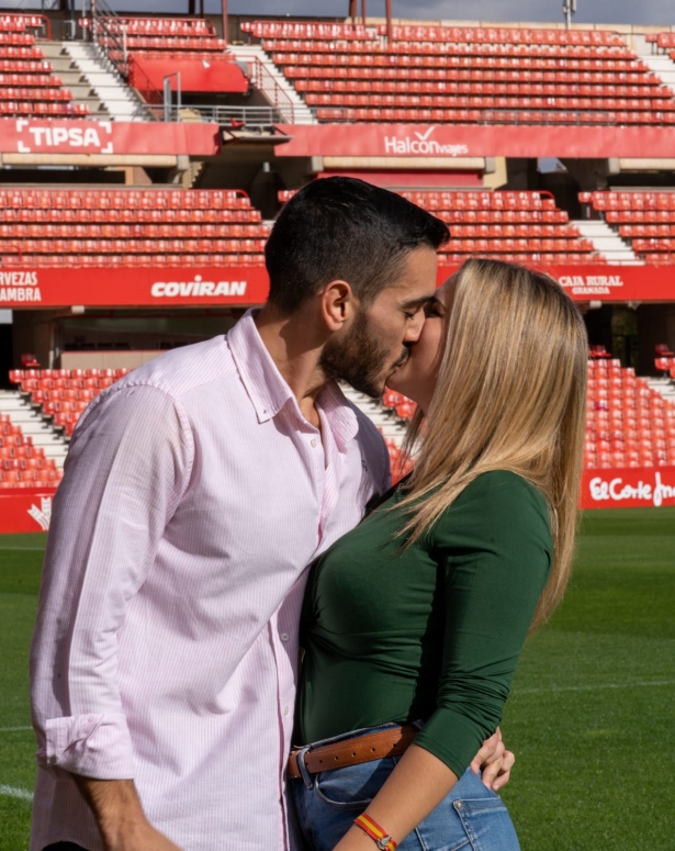 Momento en el que Rocío dio el `sí, quiero` a Sergio sobre el césped del `Nuevo Los Cármenes` 