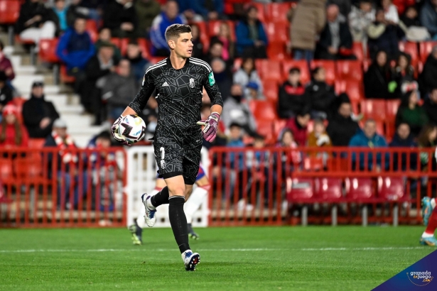 Raúl Fernández, en el último partido en `Los Cármenes` ante el Albacete (JOSÉ M. BALDOMERO)