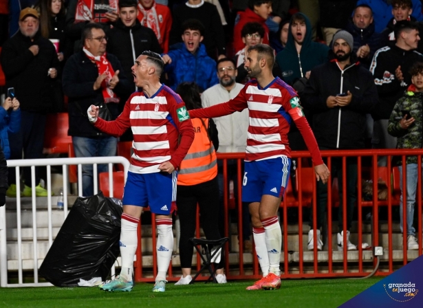 Callejón y Víctor Díaz celebran el primer gol del Granada ante el Albacete el pasado viernes (JOSÉ M. BALDOMERO)