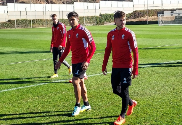 Rochina, Arezo y Ricard Sánchez, a su salida al verde de la Ciudad Deportiva este jueves (FRAN CALVO)