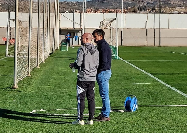 Paco López charla con Nico Rodríguez durante la sesión (FRAN CALVO)