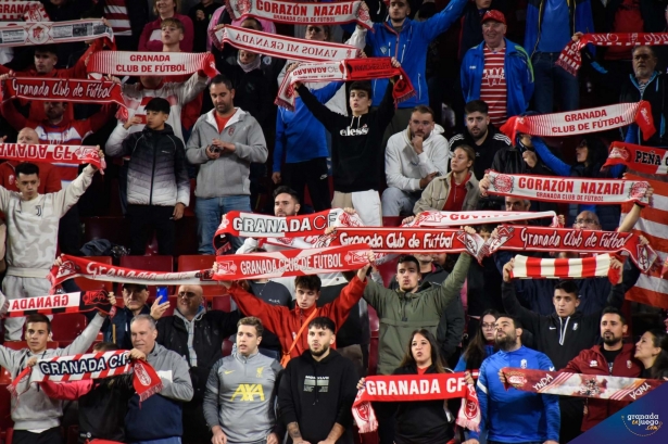 Aficionados del Granada en las gradas del `Nuevo Los Cármenes` durante un anterior partido (JOSÉ M. BALDOMERO) Aficionados del Granada en las gradas del `Nuevo Los Cármenes` durante un anterior partido (JOSÉ M. BALDOMERO)
