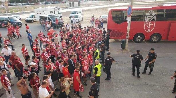 Aficionados del Granada reciben al autobús del equipo en la visita a Cartagena (FRAN CALVO) Aficionados del Granada reciben al autobús del equipo en la visita a Cartagena (FRAN CALVO)