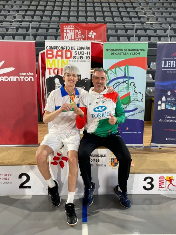 Daniel Franco y Salvador franco posan con la medalla (BADMINTON GRANADA) Daniel Franco y Salvador franco posan con la medalla (BADMINTON GRANADA)