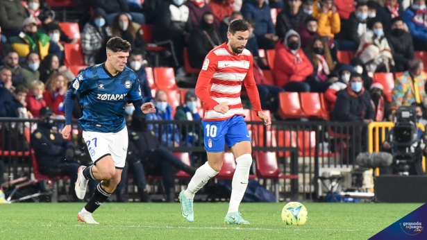Puertas, en un lance con un jugador del Alavés durante el partido en `Los Cármenes` la temporada pasada (JOSÉ M. BALDOMERO) Puertas, en un lance con un jugador del Alavés durante el partido en `Los Cármenes` la temporada pasada (JOSÉ M. BALDOMERO)