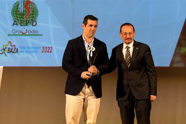 Pablo Pin recoge el premio por el ascenso del Covirán Granada (AEPD GRANADA) 