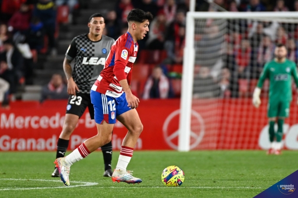 Víctor Meseguer, en una acción del duelo contra el Alavés (JOSÉ M. BALDOMERO) Víctor Meseguer, en una acción del duelo contra el Alavés (JOSÉ M. BALDOMERO)