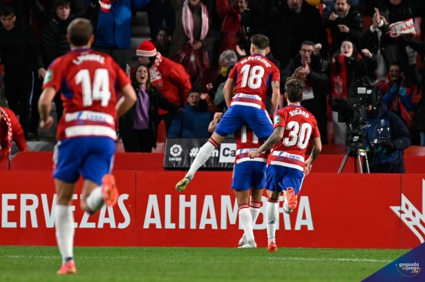 Los jugadores del Granada celebran uno de los goles marcados ante el Alavés (JOSÉ M. BALDOMERO) Los jugadores del Granada celebran uno de los goles marcados ante el Alavés (JOSÉ M. BALDOMERO)