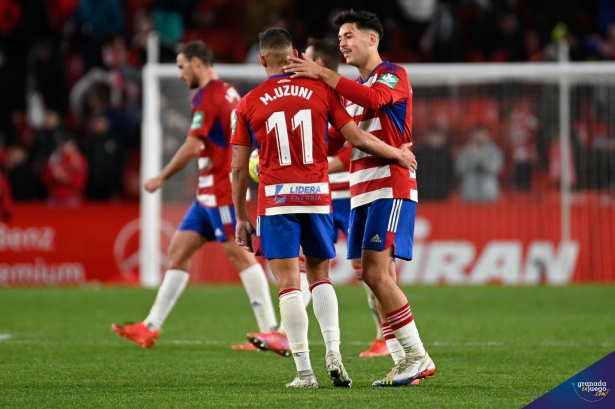 Meseguer y Uzuni celebran la victoria del Granada sobre el Alavés (JOSÉ M. BALDOMERO) Meseguer y Uzuni celebran la victoria del Granada sobre el Alavés (JOSÉ M. BALDOMERO)