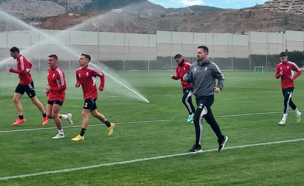 Jugadores del Granada, con Bodiger entre ellos, a la salida al campo de la Ciudad Deportiva este lunes (FRAN CALVO) Jugadores del Granada, con Bodiger entre ellos, a la salida al campo de la Ciudad Deportiva este lunes (FRAN CALVO)