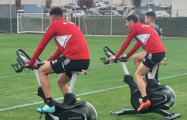 Torrente y Bodiger, haciendo bicicleta mientras el resto del grupo completaban un partidillo (FRAN CALVO)