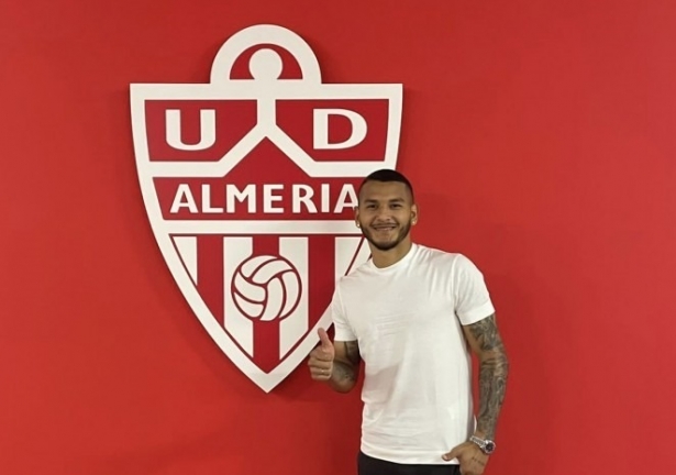Luis Suárez posa junto al escudo del Almería (UD ALMERÍA) Luis Suárez posa junto al escudo del Almería (UD ALMERÍA)