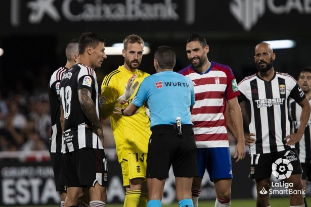 Puertas, entre Aarón y Mikel Rico en un lance del partido de la primera vuelta (LALIGA) Puertas, entre Aarón y Mikel Rico en un lance del partido de la primera vuelta (LALIGA)
