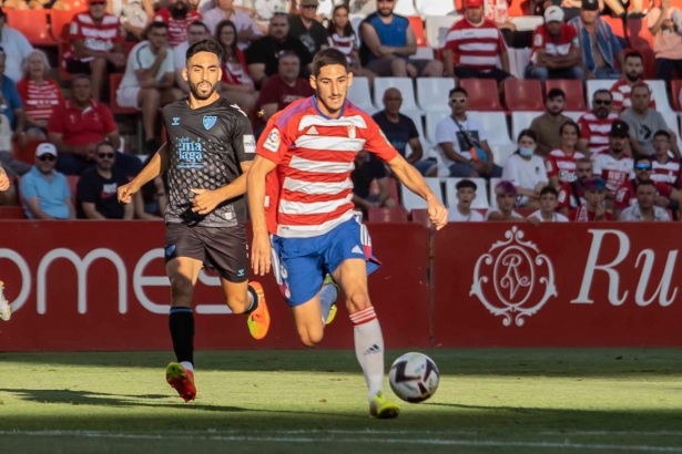 Bodiger, en un lance durante el duelo frente al Málaga en el Trofeo `Ciudad de Granada` este verano (JOSÉ VELASCO / GRJ) Bodiger, en un lance durante el duelo frente al Málaga en el Trofeo `Ciudad de Granada` este verano (JOSÉ VELASCO / GRJ)