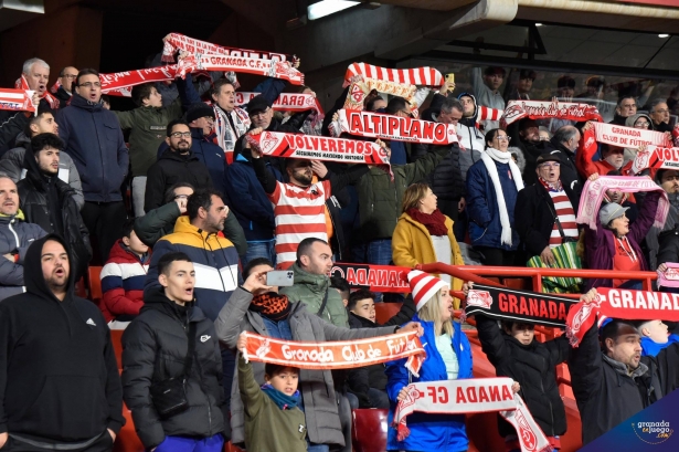 Aficionados del Granada, en el último partido en casa ante el Alavés (JOSÉ M. BALDOMERO) Aficionados del Granada, en el último partido en casa ante el Alavés (JOSÉ M. BALDOMERO)