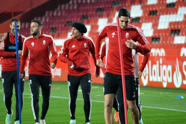 Bodiger, en la sesión previa al duelo contra el Málaga celebrada en `Los Cármenes` (JAVIER PALMA) Bodiger, en la sesión previa al duelo contra el Málaga celebrada en `Los Cármenes` (JAVIER PALMA)