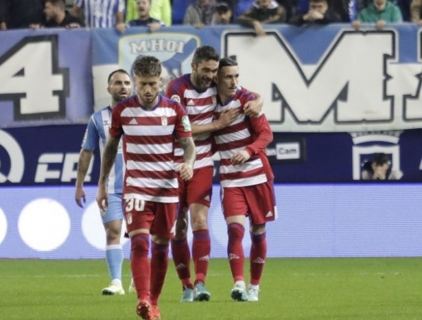 Jorge Molina felicita a Callejón por su gol en `La Rosaleda` (LALIGA) Jorge Molina felicita a Callejón por su gol en `La Rosaleda` (LALIGA)