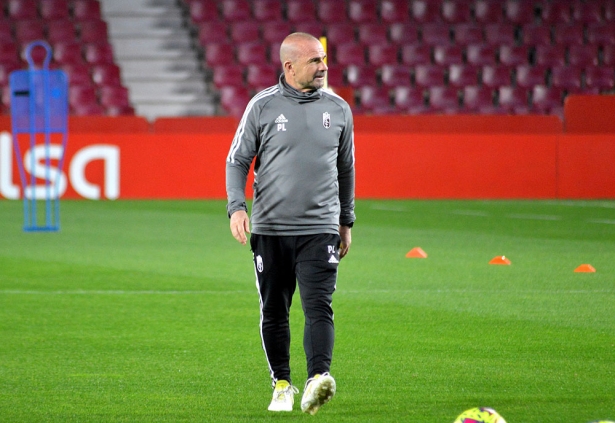 Paco López, en un entrenamiento en `Los Cármenes` (JAVIER PALMA)