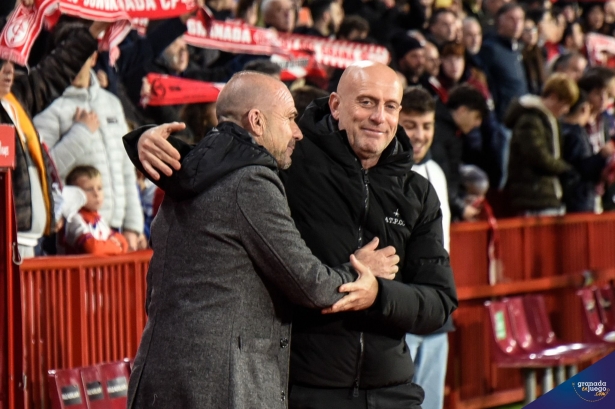 Julián Calero se saluda con Paco López antes del inicio del partido (JOSÉ M. BALDOMERO) Julián Calero se saluda con Paco López antes del inicio del partido (JOSÉ M. BALDOMERO)