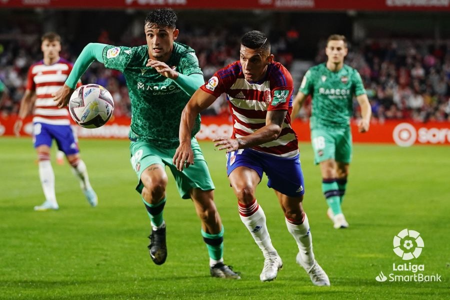 Uzuni, en un lance con un jugador del Levante durante el partido de la primera vuelta (LALIGA)