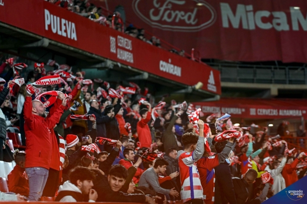 Aficionados del Granada en las gradas del `Nuevo Los Cármenes` durante el duelo ante el Burgos (JOSÉ M. BALDOMERO)