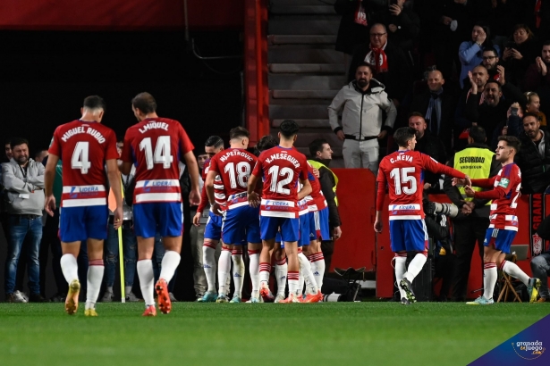 Los jugadores del Granada celebran el gol de Uzuni al Burgos (JOSÉ M. BALDOMERO)