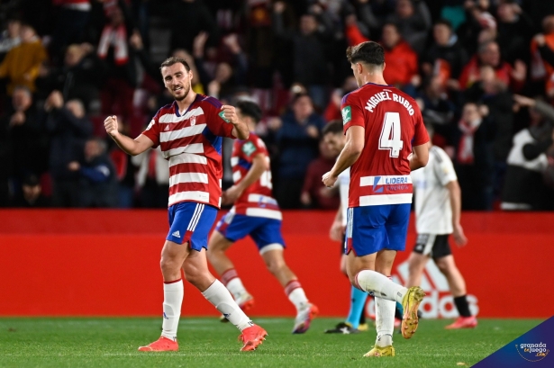 Ignasi Miquel y Miguel Rubio, en el partido frente al Burgos (JOSÉ M. BALDOMERO)