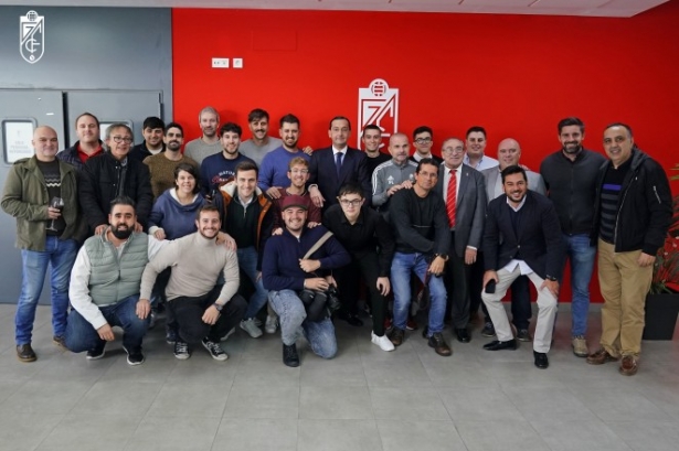 Miembros del Granada y de los medios de comunicación posan en la Ciudad Deportiva (PEPE VILLOSLADA / GCF)