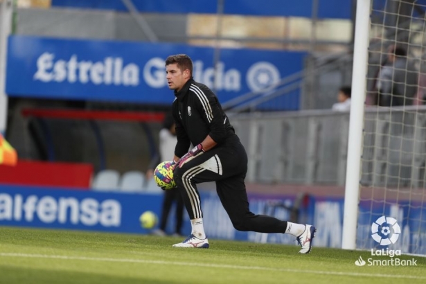 Raúl Fernández, durante el calentamiento previo al partido del Granada en el `Anxo Carro` (LALIGA)